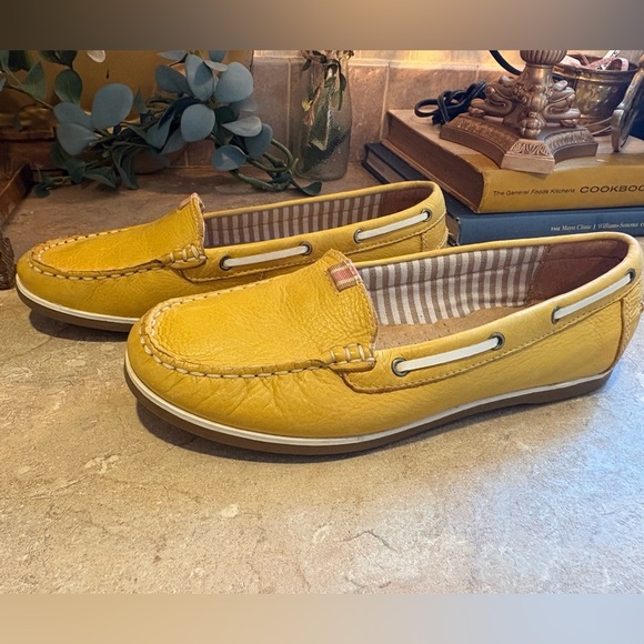 Naturalizer N5 Comfort women’s yellow leather loafers size 7.5 NWOT - Picture 1 of 9
